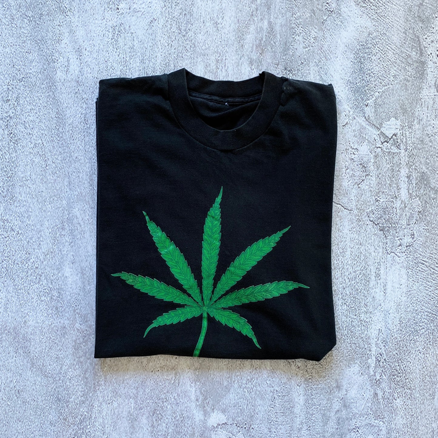 VINTAGE BLACK SINGLE STITCH WEED PLANT TEE-1990'S SIZE XL