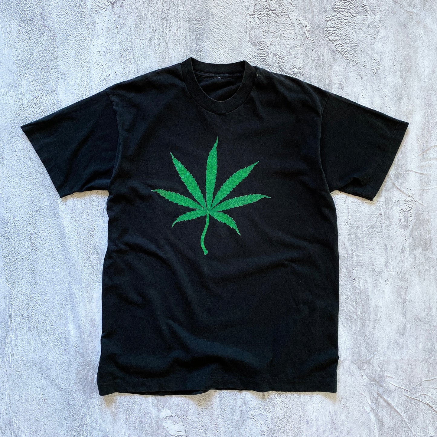 VINTAGE BLACK SINGLE STITCH WEED PLANT TEE-1990'S SIZE XL