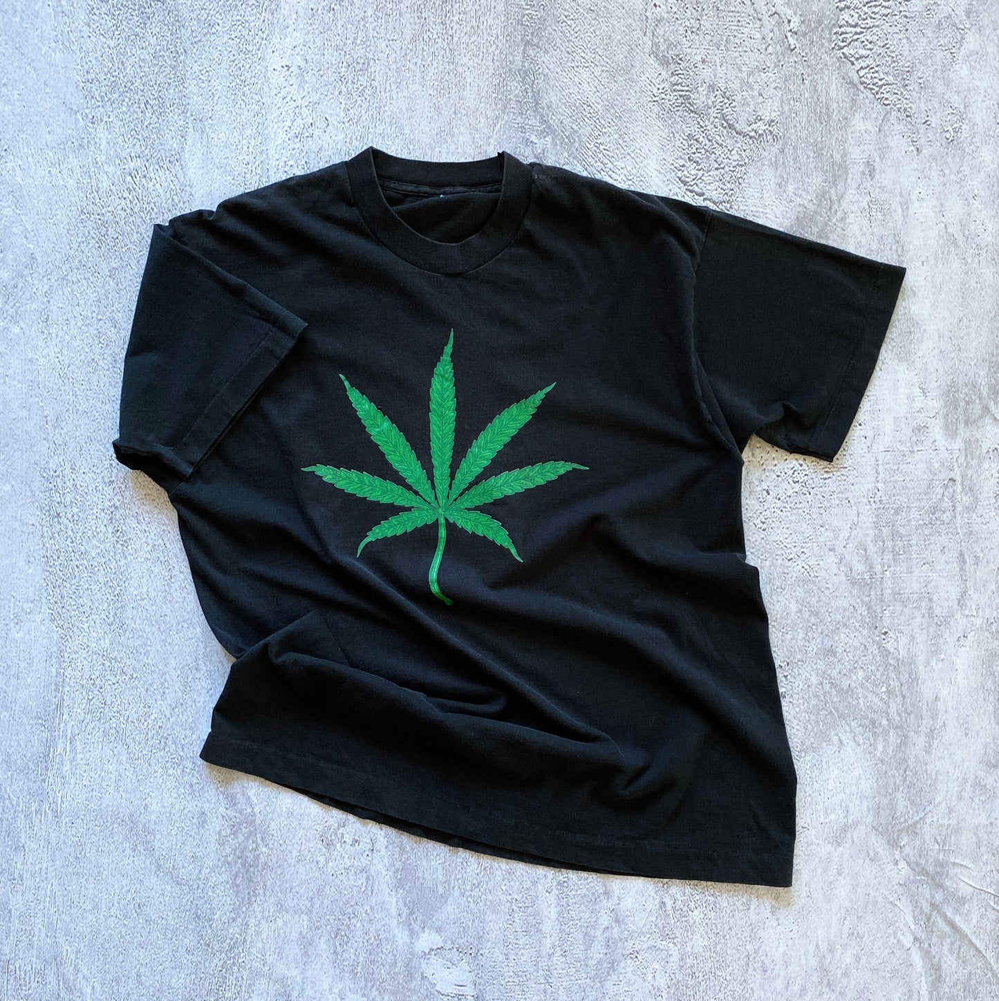 VINTAGE BLACK SINGLE STITCH WEED PLANT TEE-1990'S SIZE XL